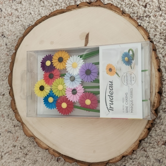 Trudeau 12 Piece Daisy Flower Design Wine Charms NEW - Picture 1 of 4